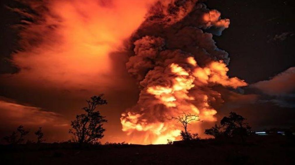 Poderoso volcán entró en erupción.