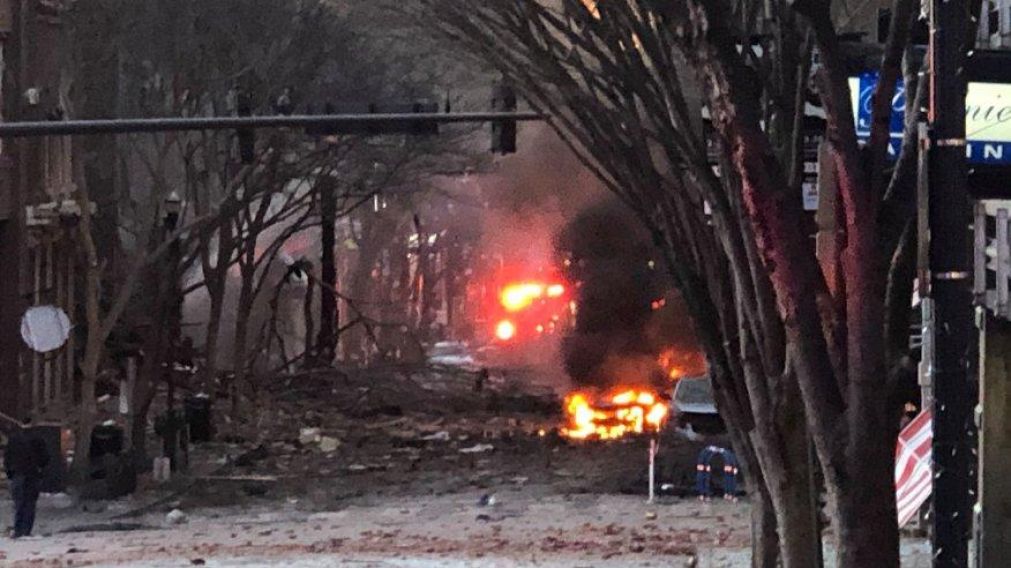 Un testigo dijo que que vio a tres autos que estaban "completamente envueltos" en llamas tras la explosión.