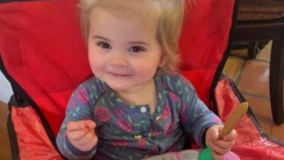 Muri� una beba despu�s de tragarse una pila que le quem� las cuerdas vocales, la garganta y el es�fago.