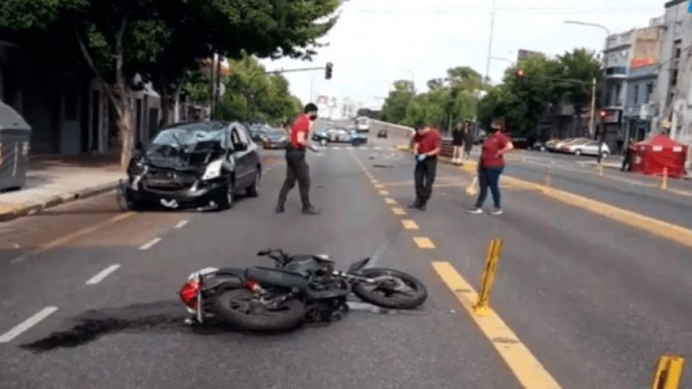 Murió una joven que viajaba en moto con amigas cuando fueron impactadas por un auto en La Paternal.