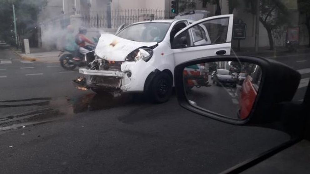 Choque, vuelco e incendio en Palermo: al menos tres personas heridas.