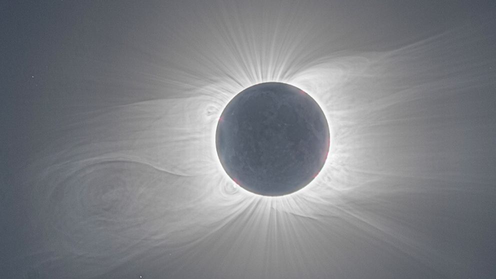 El objeto fue fotografiado durante el eclipse solar total.