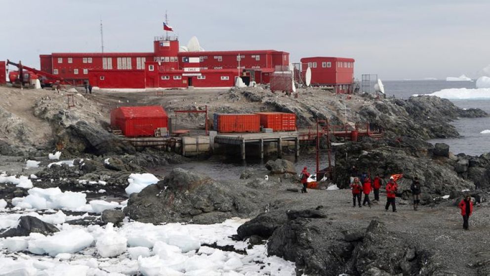 La base chilena Bernardo O'Higgins Riquelme está ubicada en una elevación rocosa en la península Antártica.