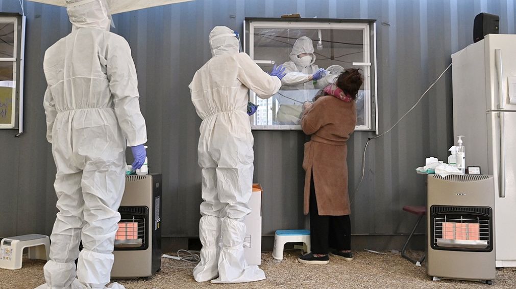 Desde BioNTech dijeron que es "muy probable" que la actual vacuna igual sea eficaz contra la nueva cepa detectada en el Reino Unido (Télam).