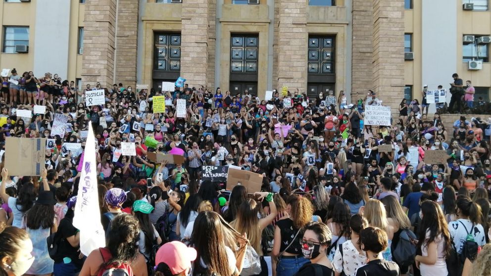 La manifestaci�n en Mendoza, antes de los incidentes (Twitter).