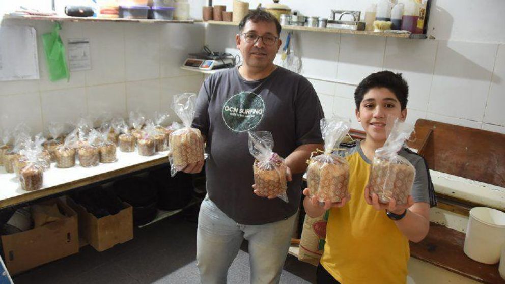 Jorge Alveal es panadero hace 38 años y se sumó a una campaña solidaria por la Navidad (Gentileza LM Neuquén).