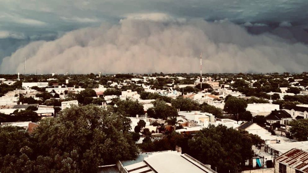 En tornado en La Pampa estuvo acompañado por tormentas fuertes.