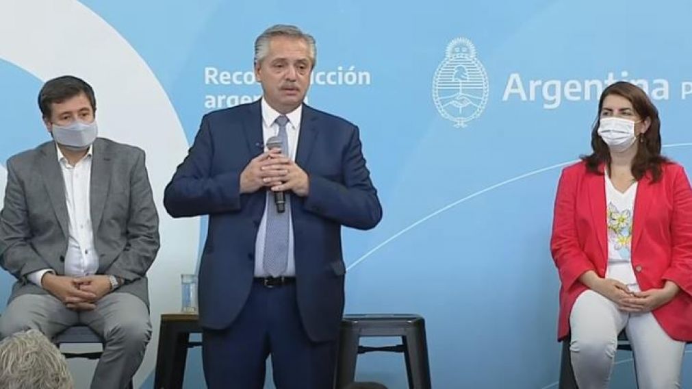 Alberto Fernández, junto a Daniel Arroyo y Mariel Fernández, en el centro cultural “La Chicharra” de Moreno (Captura de pantalla).