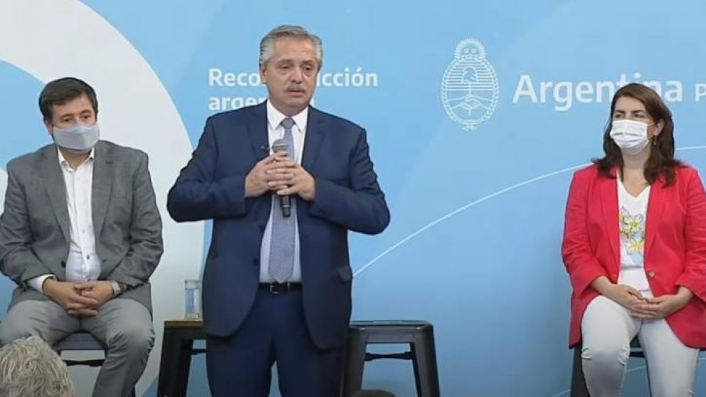 Alberto Fern�ndez, junto a Daniel Arroyo y Mariel Fern�ndez, en el centro cultural �La Chicharra� de Moreno (Captura de pantalla).