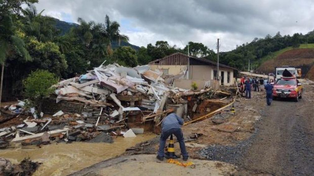 La mitad de la ciudad de Presidente Get�lio, en Santa Catarina, se qued� sin suministro de energ�a y telefon�a.