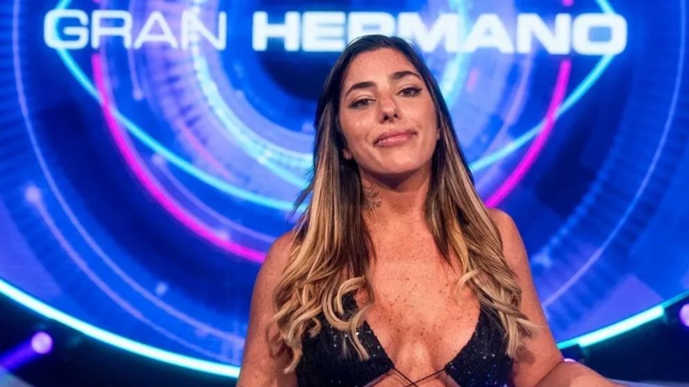 Allanaron e imputaron a Catalina Gorostidi por promocionar apuestas ilegales: las fuertes imágenes.
