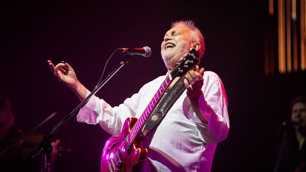 David Lebón conmovido por las palabras de una joven fan en la presentación de su libro