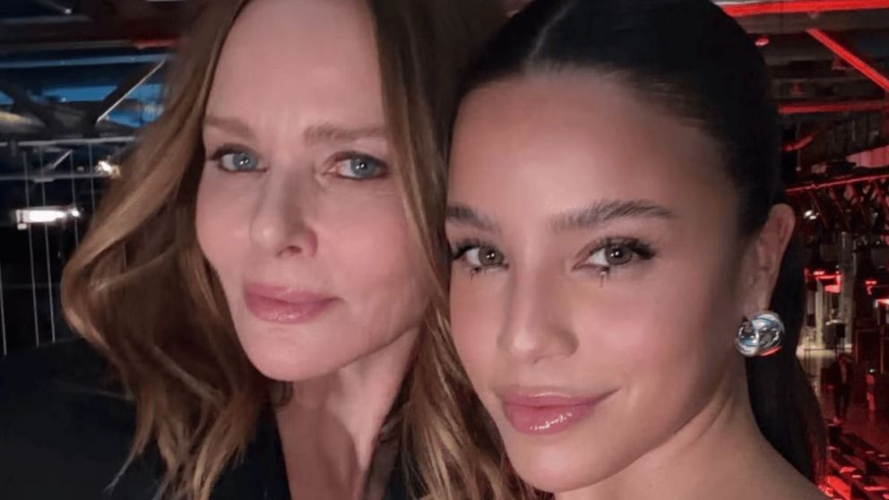 Emilia Mernes junto a Stella McCartney durante la Semana de la Moda en París.