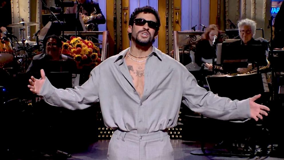 Bad Bunny abre la nueva temporada de "Saturday Night Live" con humor, crítica política y una lección de español