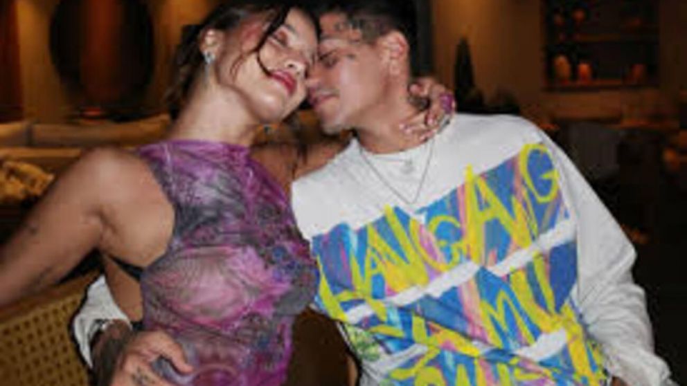 Duki revel� que Emilia Mernes dio el primer paso en su historia de amor: �Me manda un mensaje y me dice��