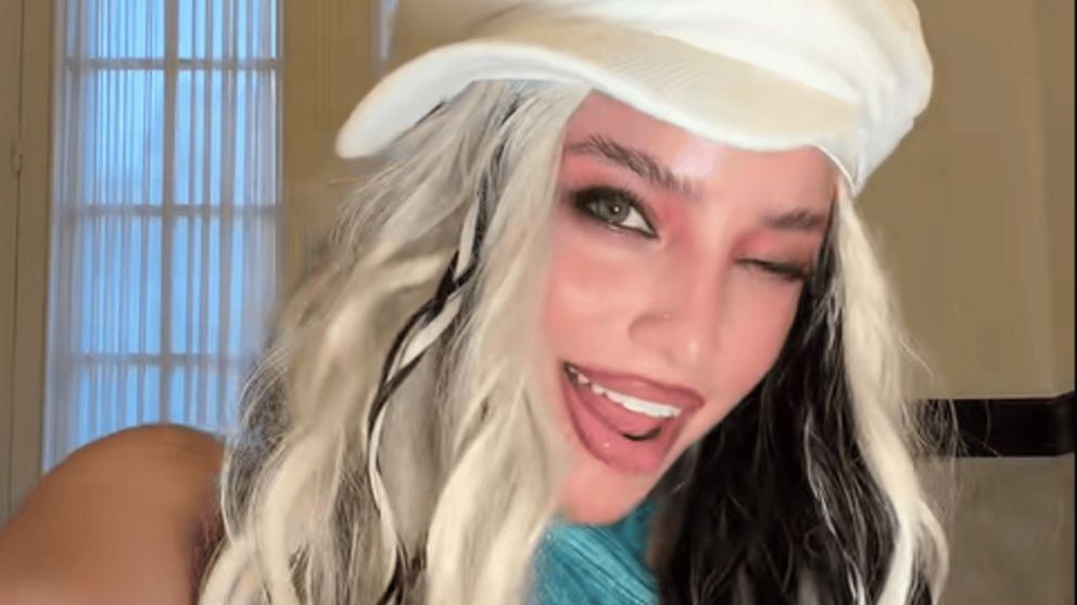 Emilia Mernes en “modo Christina Aguilera”: “Te amamos, no pienso soltar los 2000 jamás”