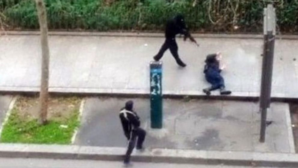 Los terroristas fusilan a un polic�a instantes despu�s de atacar el semanario.