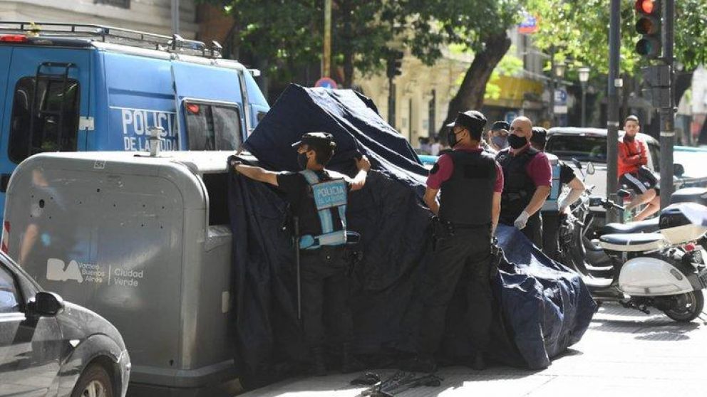 La policía trabajando junto al contenedor de basura donde encontraron el bebé sin vida.