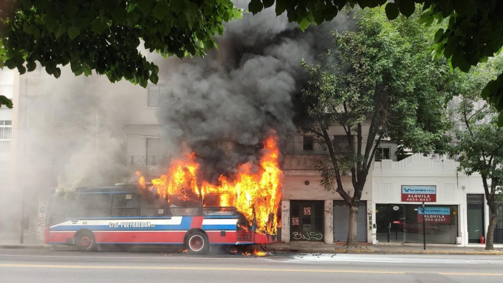 Así se incendió el colectivo de la línea 110 en Flores.