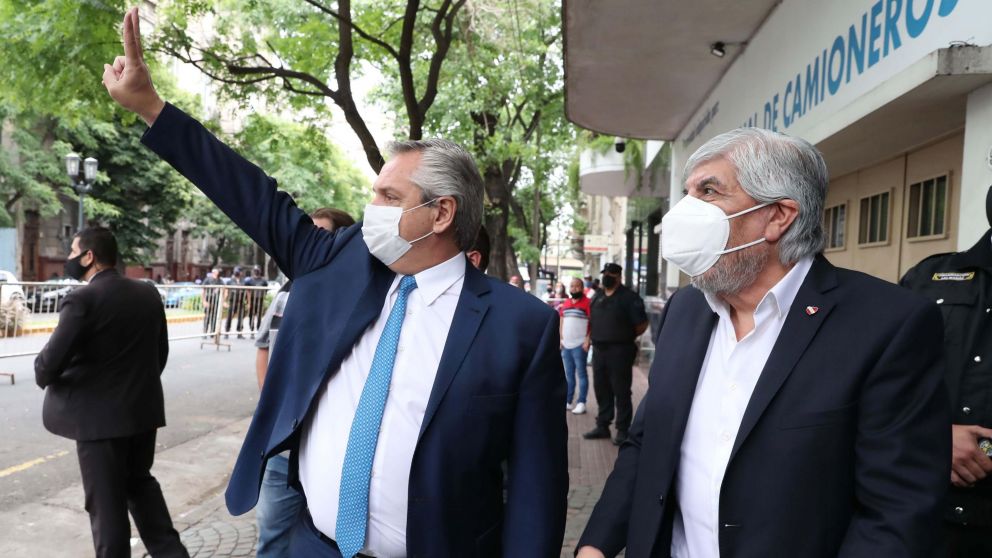 El presidente, Alberto Fernández, junto al secretario General, Hugo Moyano, en el acto central por el Día del Camionero (Télam).