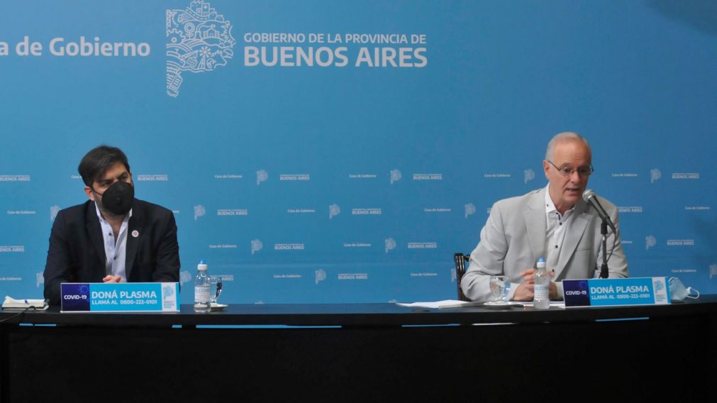 El jefe de Gabinete, Carlos Bianco, y el ministro de Salud, Daniel Gollan, esta mañana en La Plata.