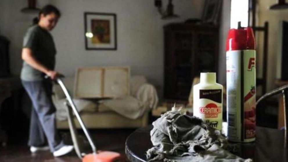 Con la suba de abril, el personal con retiro percibirá $ 185 por hora y $ 22.765,50 por mes; y sin retiro, $ 199,50 y $ 25.315 (Télam/Archivo).