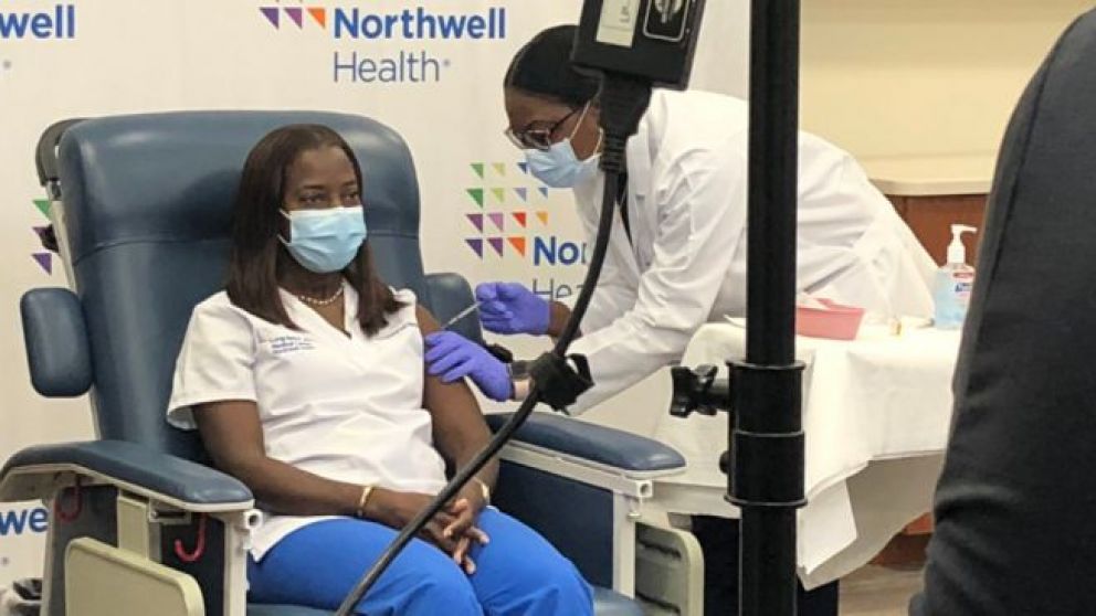 Coronavirus: una enfermera de Nueva York, la primera persona vacunada en Estados Unidos.