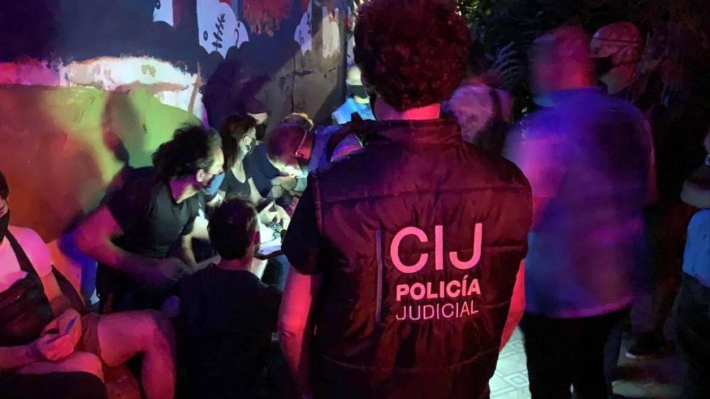 Personal de la Policía de la Ciudad realizando el allanamiento.