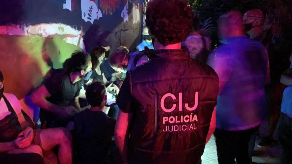 Personal de la Policía de la Ciudad realizando el allanamiento.
