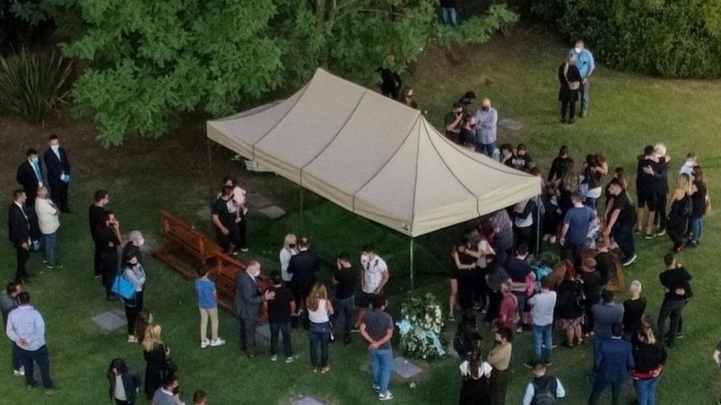 Salvo familiares, ninguna persona puede acercarse a la tumba de Diego.