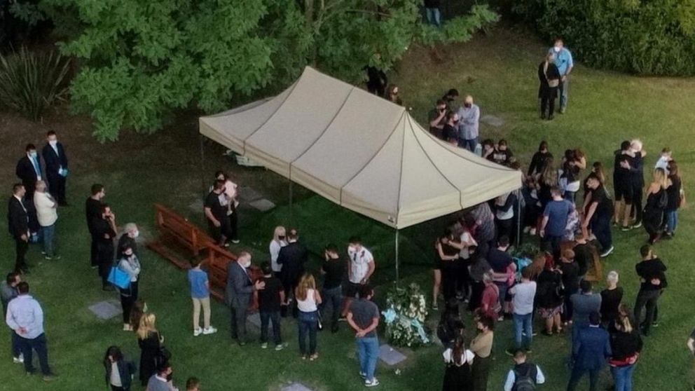 Salvo familiares, ninguna persona puede acercarse a la tumba de Diego.