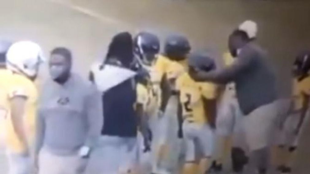 El segundo golpe que le propinó el entrenador tiró al niño al suelo.