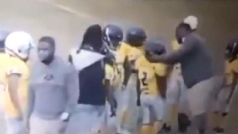 El segundo golpe que le propinó el entrenador tiró al niño al suelo.