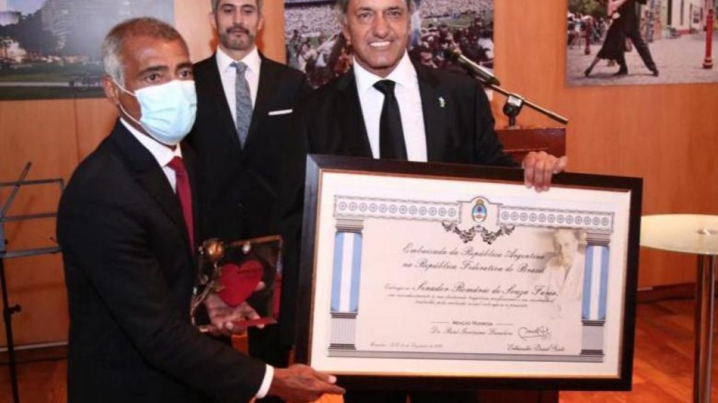 Romario recibió la mención de honor "René Favaloro".