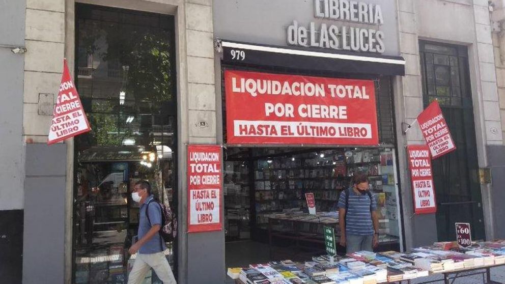"No queda otra que hacer la valija e irse", afirmó el dueño de la librería que abrió sus puertas hace 60 años.