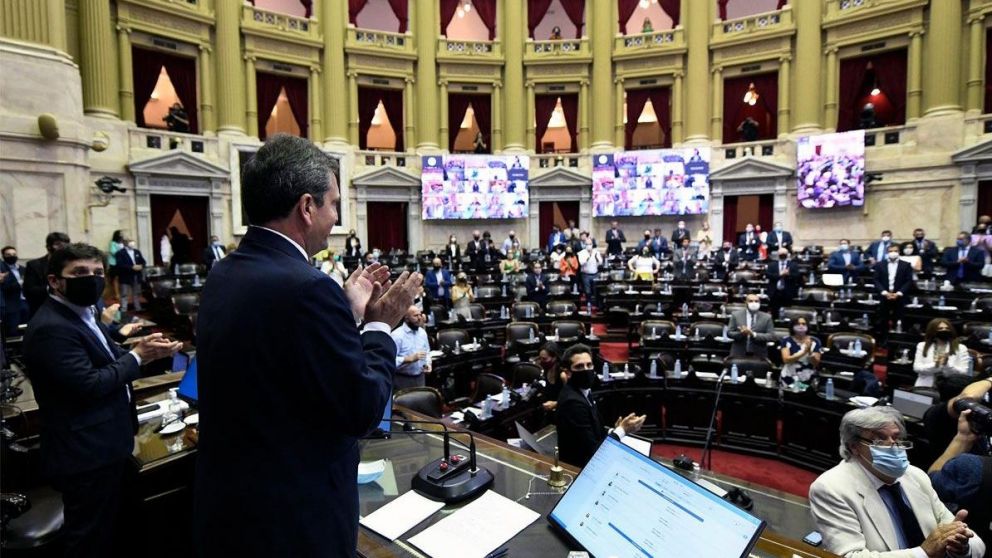 Sergio Massa en el recinto con su reconocimiento al personal de seguridad y salud (Prensa Diputados).
