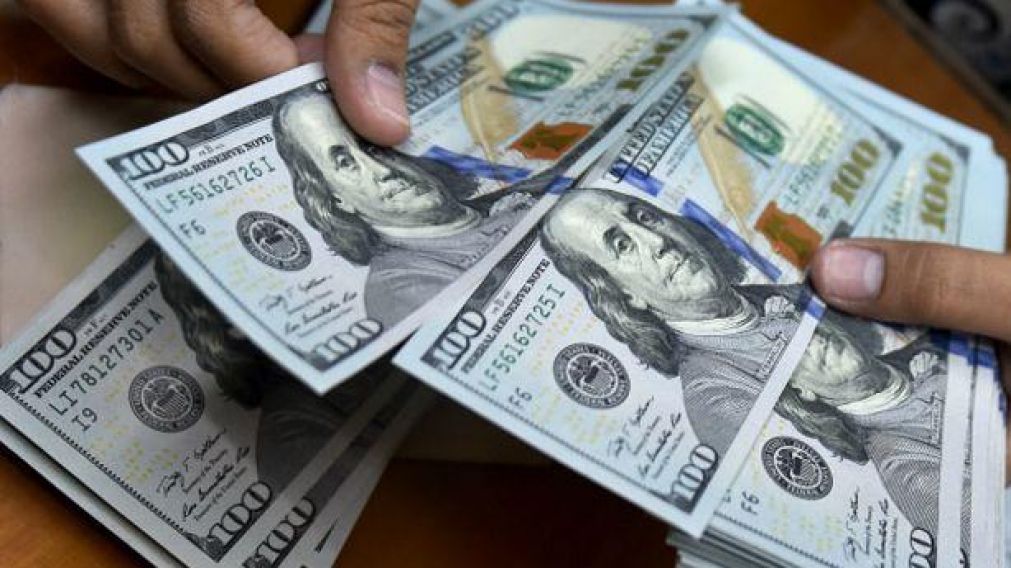 El dólar oficial cerró casi en $88 y el "blue" bajó $3
