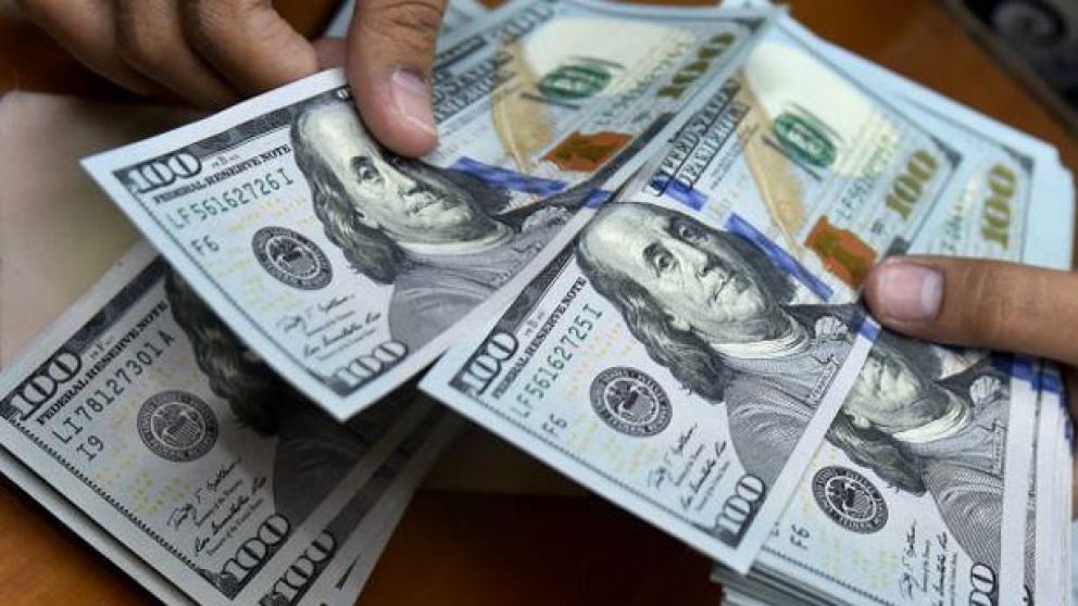 El dólar oficial cerró casi en $88 y el "blue" bajó $3
