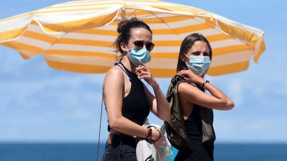 El doctor Zopatti asegura que el uso de tapabocas no afecta la correcta oxigenación del organismo. (Cortesía: AFP)