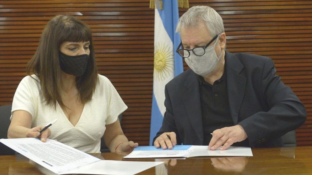 La presidenta de RTA, Rosario Lufrano, y el titular de la SAGAI, Jorge Marrale, firmaron un acuerdo para la cancelación de la deuda con autores e intérpretes.