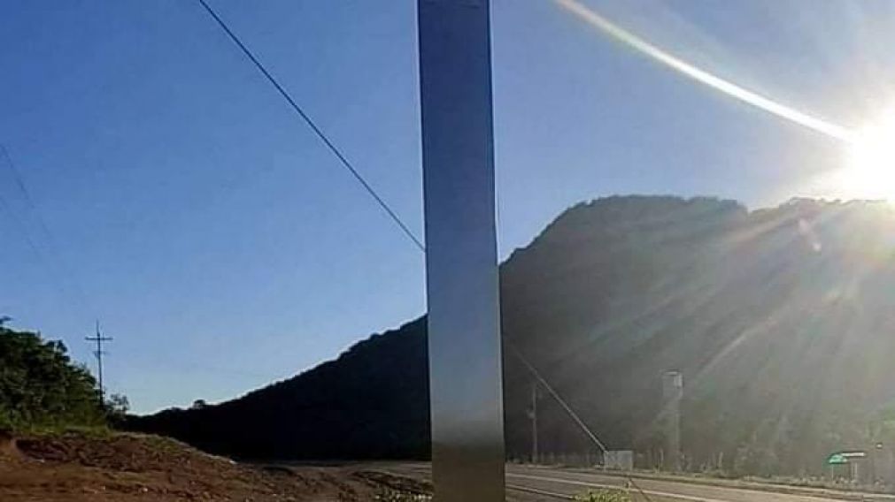 El monolito hallado en la ciudad paraguaya de Paraguarí fue retirado por la policía.