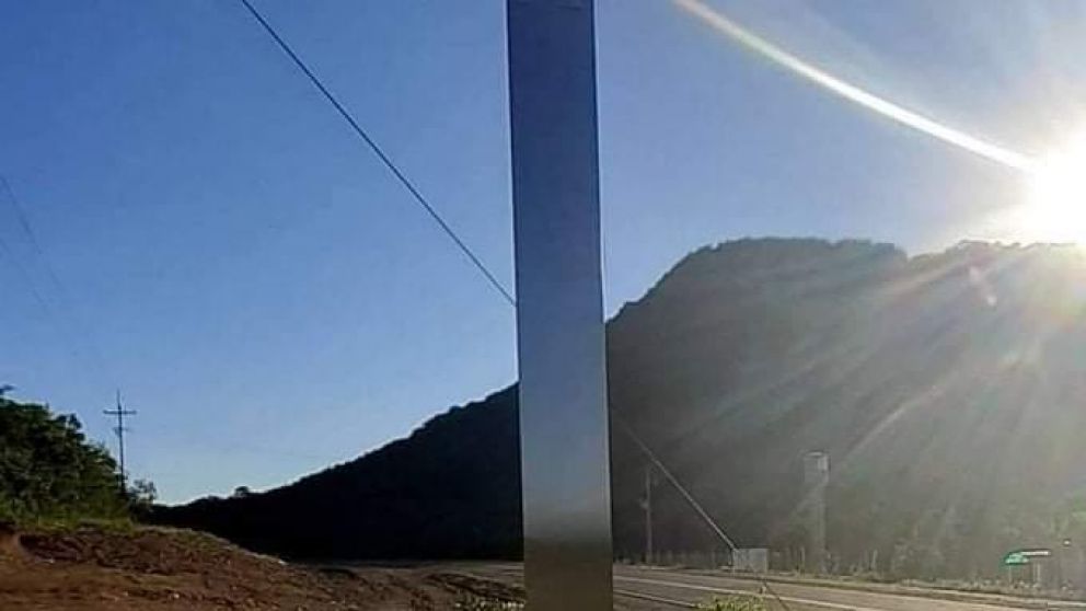 El monolito hallado en la ciudad paraguaya de Paraguarí fue retirado por la policía.