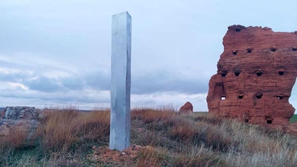 El monolito metálico fue colocado en las ruinas de una iglesia.