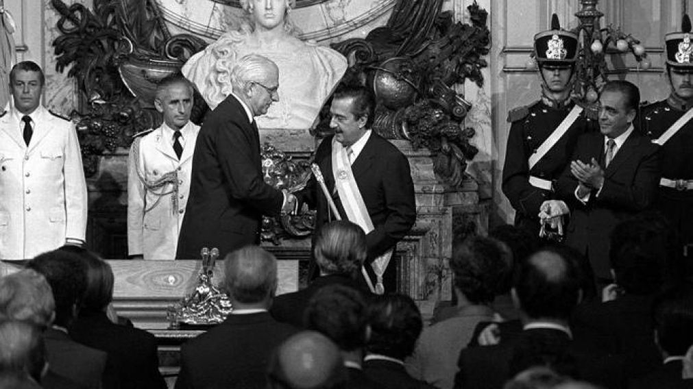 Tras la dictadura, asumió Raúl Alfonsín.