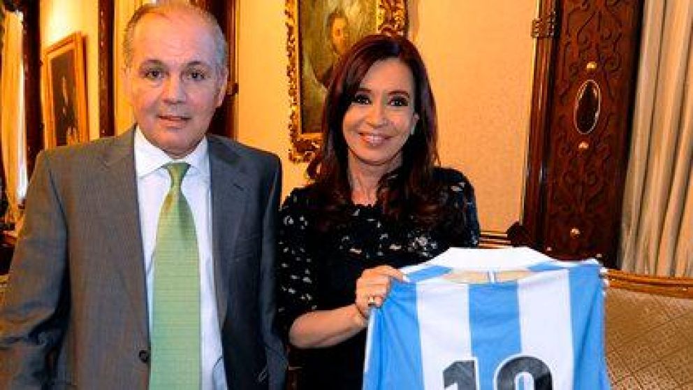 La entonces presidenta Cristina Fernández de Kirchner junto a Alejandro Sabella, quien era DT de la Selección Argentina..