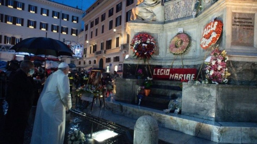 Según se dio a conocer, Francisco ofrendó una canasta de rosas blancas a la Virgen de la Inmaculada Concepción (Gentlieza Vatican News).