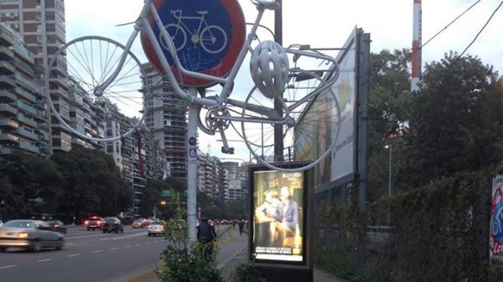 En 2015 se colocó una "bicicleta fantasma" como homenaje a Pablo Tonello (Twitter).
