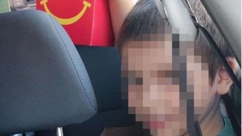 El nene de 5 años, sonriente, antes de sufrir la tremenda caída.