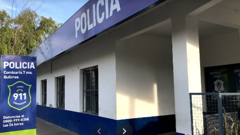Los policías de la comisaría séptima de Quilmes se ocupan de investigar el sangriento episodio.