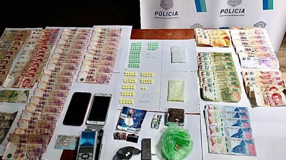 La droga y el dinero que llevaban los 5 j�venes cuando fueron detenidos en un control en Pilar.